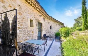 Maisons de vacances Amazing Home In Bollne With Outdoor Swimming Pool, Wifi And 2 Bedrooms 2 : photos des chambres