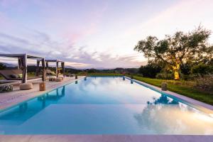 LOSE THE WORLD. FIND YOURSELF. VILLA DUEMANI, 8 BEDROOMS, PANORAMIC POOL & SPA