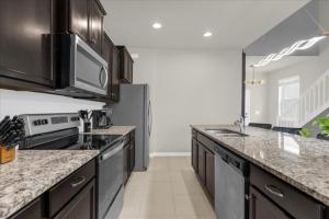 7 Bedrooms 55 Bathrooms Windsor Westside2476