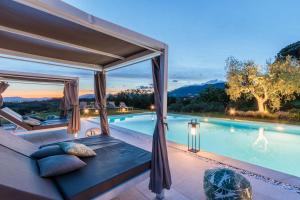 LOSE THE WORLD. FIND YOURSELF. VILLA DUEMANI, 8 BEDROOMS, PANORAMIC POOL & SPA