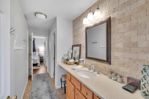 Nash Gold Private Condo - 2bed, 2bath, Sleep 6, 25 Min Walk To Broadway AndNashville Attractions, Pool, Gym