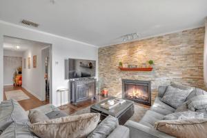 Nash Gold Private Condo - 2bed, 2bath, Sleep 6, 25 Min Walk To Broadway AndNashville Attractions, Pool, Gym