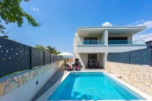 Villa LARUS with private pool - 斯维蒂安东