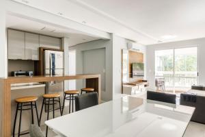 Apto 2 quartos completo em Condomínio Clube a 350 metros da praia do Campeche