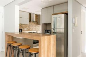 Apto 2 quartos completo em Condomínio Clube a 350 metros da praia do Campeche