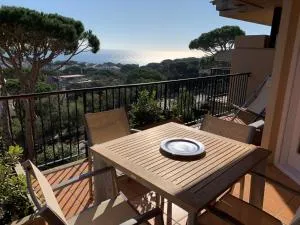 Vistas Mediterrani, maravillosas vistas en amplio apartamento con terraza, y piscina en zona de jardin - Caserío Armadás