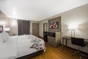 Deluxe King Room Disability Access Roll-In Shower Smoke Free room in Serena Inn Thomasville