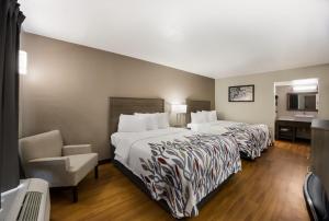 Deluxe Room with Two Queen Beds Smoke Free room in Serena Inn Thomasville