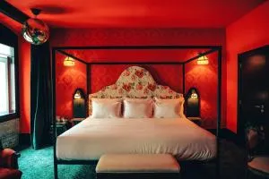 Pensão Amor Madam's Lodge - Cacilhas