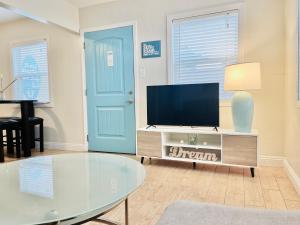 Cozy Beach Cottage with Bicycles