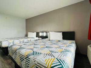 Queen Room with Two Queen Beds room in Motel 6-La Mesa CA - San Diego