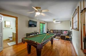 Little Greenbriar Lodge cabin