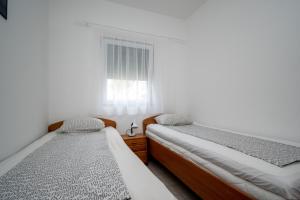 Apartments with parking space Vir - 12692