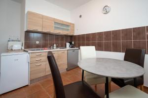 Apartments with parking space Vir - 12692