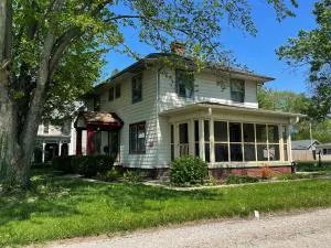 Historic Downtown Brownsburg Home w/Charm - 布朗斯堡
