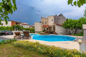 Seaside family friendly house with a swimming pool Vir - 21522