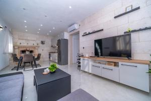 Family friendly house with a swimming pool Pucisca, Brac - 21499