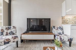 Newly Remodeled - 30th Floor Suite with EPIC Mountain Views home