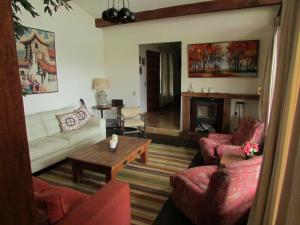 Alojamiento Punta verde Gran casa orilla Lago Rapel piscina ,jardines ,quincho ,terrazas,para 13