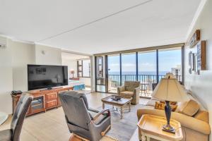 One-Bedroom Apartment room in 37th Floor Condo with Sweeping Ocean Views & Free parking!