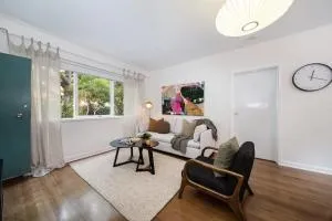 Opposite Park - Nearby Beach - Elwood