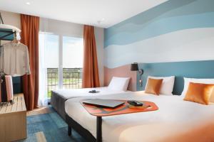 Hotels Ibis Styles Miramas : Chambre Familiale Premium avec 1 Lit Double et Canapé-Lit