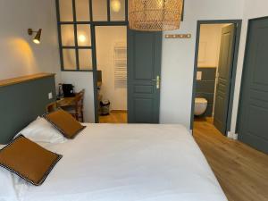 Hotels Hotel Saint-Michel : Chambre Triple Supérieure