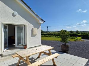 Quiet countryside studio apartment - recently renovated and amazing views