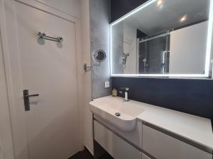 Détente et vue sur le port au Pouliguen