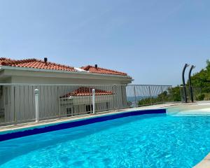 Seaview apartment with the pool