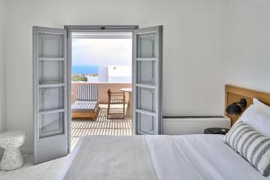 Dorian Suite, 1 Bedroom Suite, 1 King, Resort view, Balcony room in Vedema a Luxury Collection Resort Santorini