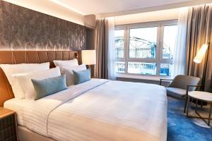 Deluxe Suite room in Steigenberger Hotel Hamburg
