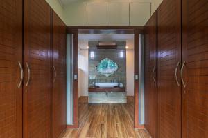 Hamptons Charm by StayVista Luxury 5BR with Pool, lawn & table tennis