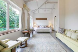 Hamptons Charm by StayVista Luxury 5BR with Pool, lawn & table tennis