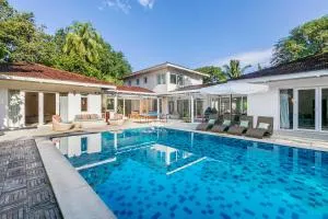 Hamptons Charm by StayVista Luxury 5BR with Pool, lawn & table tennis - Sasawane