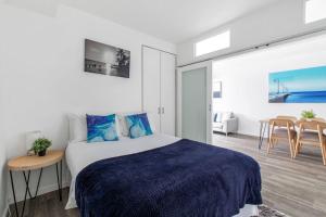 Beautiful 2BR APT with Balcony Pool and Gym