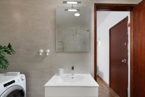 Praia da Rocha Apartment by LovelyStay