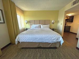 One-Bedroom Queen Room with Mobility Accessible Tub - Non-Smoking room in Candlewood Suites Indianapolis Downtown Medical District an IHG Hotel