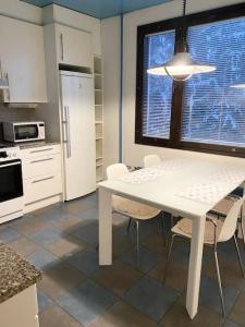 PIHLAJISTO 1 - Newly renovated Spacious 4-bedroom condo with patio, free parking