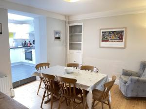 37 Trenwith Place, charming family home & garden!