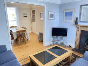 37 Trenwith Place, charming family home & garden!