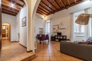 GuestHost - Pantheon Charming Apartment