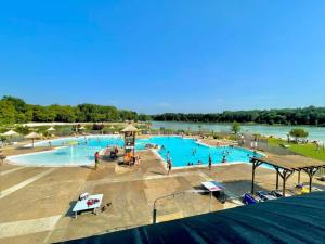 Maisons de vacances Charmant gite de campagne isole avec piscine : Maison 6 Chambres