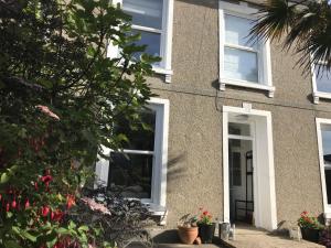 Porth House, with south facing courtyard garden!