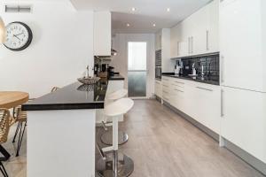 Beach side family apartment with 3 Spacious Bedrooms in San Pedro