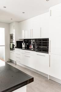 Beach side family apartment with 3 Spacious Bedrooms in San Pedro