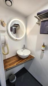 Hotels Cit'Hotel Le Cheval Blanc Cognac Centre : photos des chambres
