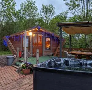 Wooden tiny house Glamping cabin with hot tub 1 - Laxton