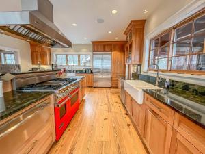 Stunning Luxury Ski-InSki-Out Home w Hot Tub