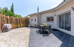 Maisons de vacances Nice Home In Bordeaux With Outdoor Swimming Pool, Wifi And 2 Bedrooms : photos des chambres